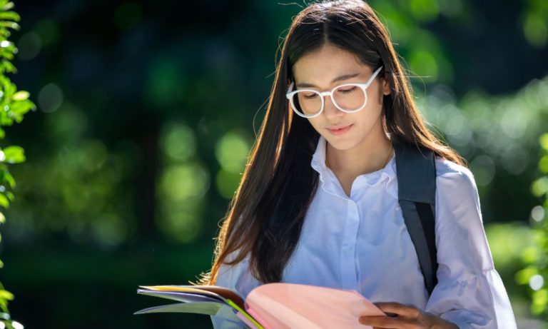 Navigating the College Application Process: Tips for Choosing the Right ...